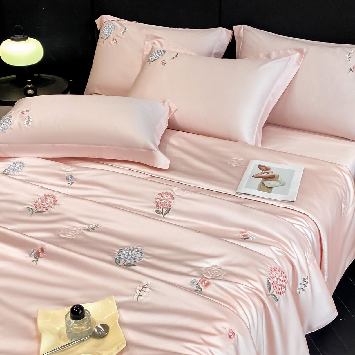 91家纺网 家纺一手货源 找家纺 新方向 2026新款刺绣A类20%蚕丝天丝棉夏被四件套-花恋 花恋-山茶粉