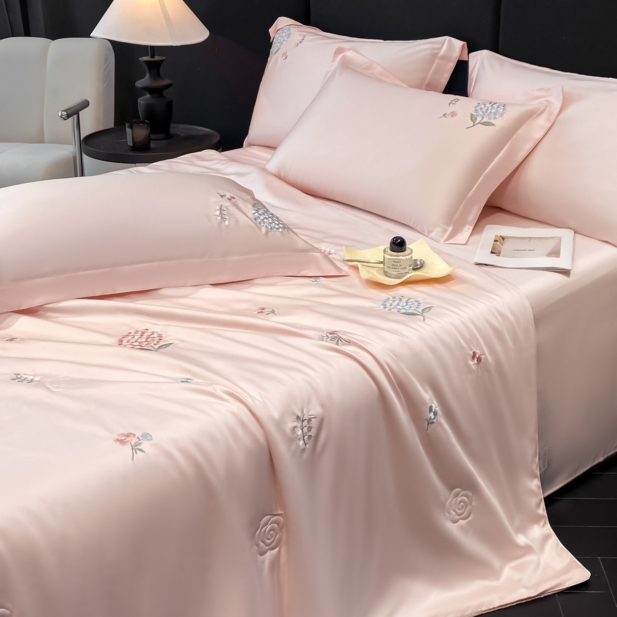 91家纺网 家纺一手货源 找家纺 新方向 2026新款刺绣A类20%蚕丝天丝棉夏被四件套-花恋 花恋-山茶粉