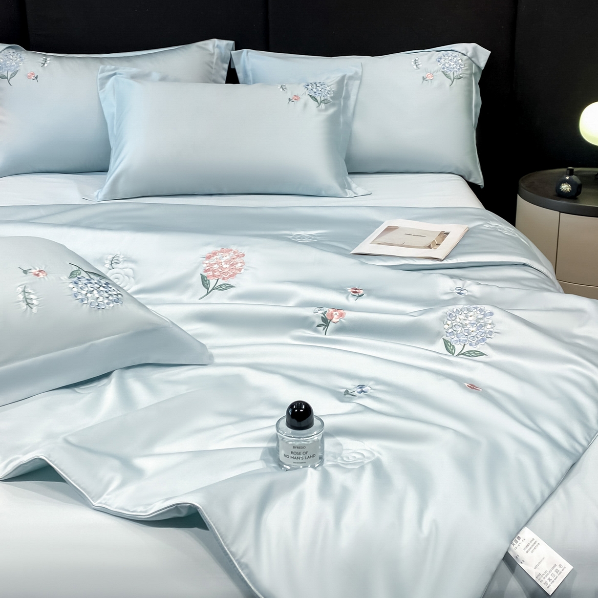 91家纺网 家纺一手货源 找家纺 新方向 2026新款刺绣A类20%蚕丝天丝棉夏被四件套-花恋 花恋-微光蓝