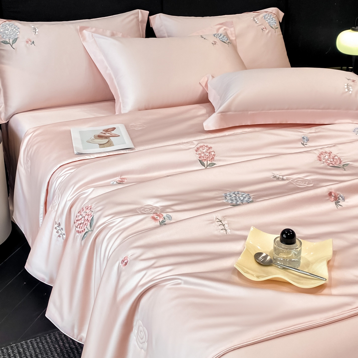 91家纺网 家纺一手货源 找家纺 新方向 2026新款刺绣A类20%蚕丝天丝棉夏被四件套-花恋 花恋-山茶粉