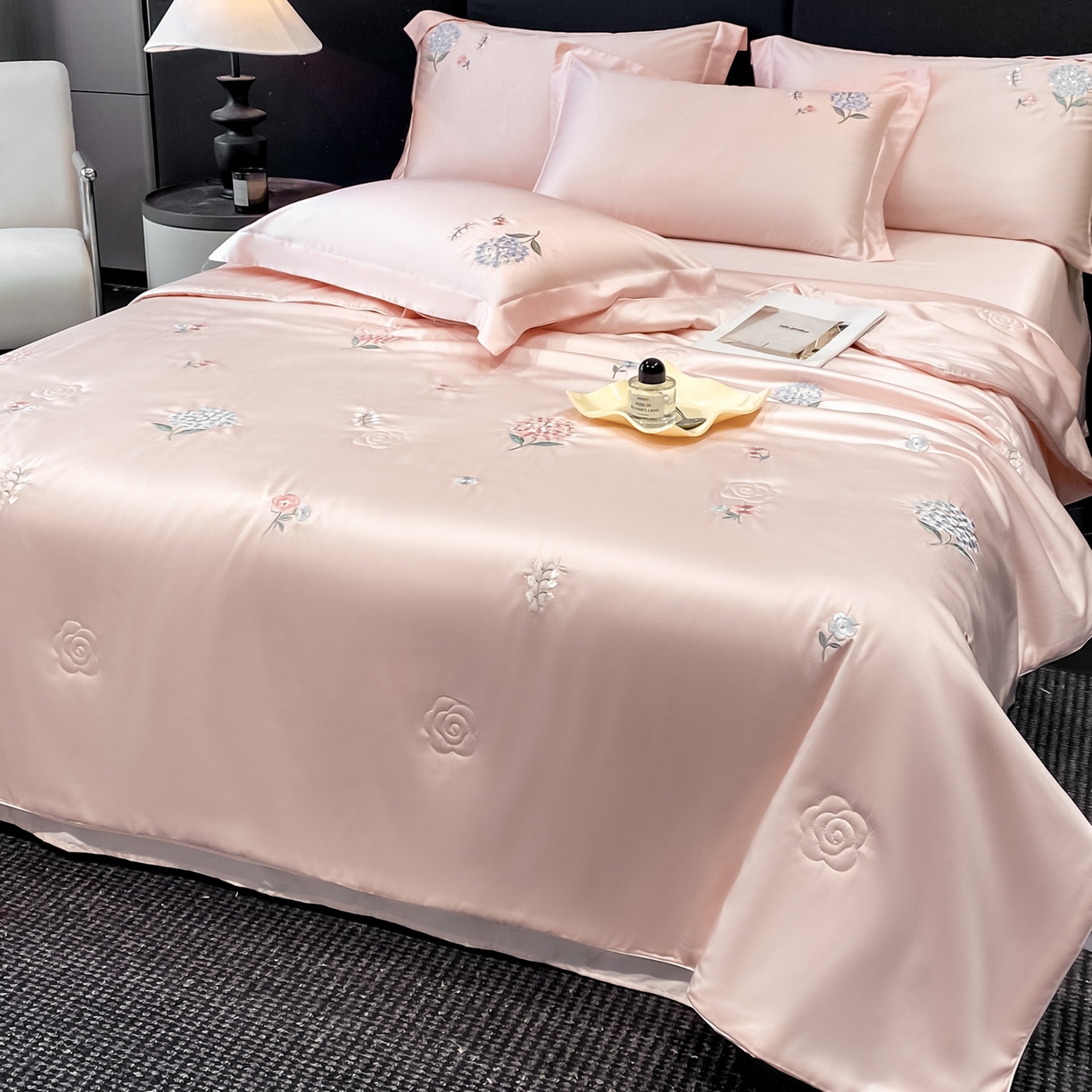 91家纺网 家纺一手货源 找家纺 新方向 2026新款刺绣A类20%蚕丝天丝棉夏被四件套-花恋 花恋-山茶粉