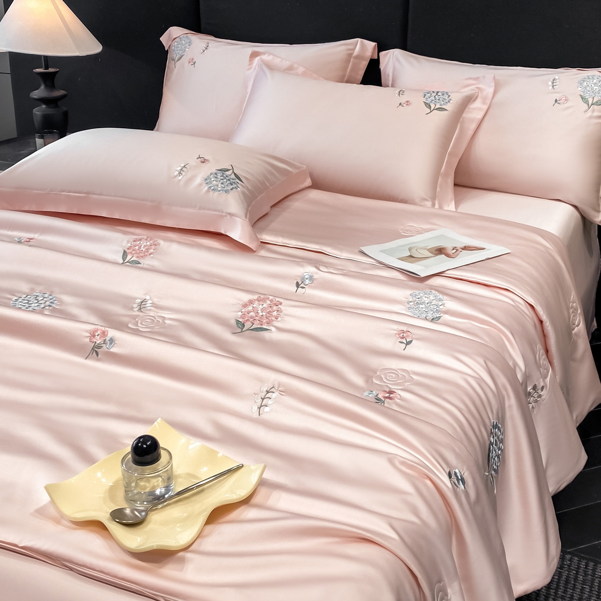 91家纺网 家纺一手货源 找家纺 新方向 2026新款刺绣A类20%蚕丝天丝棉夏被四件套-花恋 花恋-山茶粉