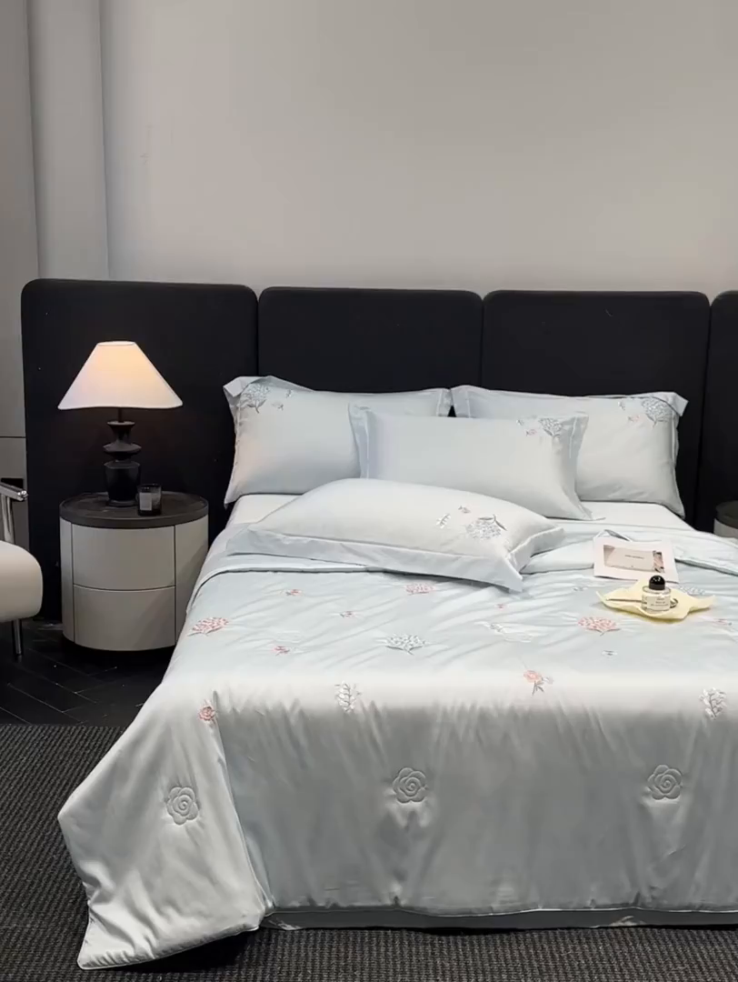 91家纺网 家纺一手货源 找家纺 新方向 2026新款刺绣A类20%蚕丝天丝棉夏被四件套-花恋 花恋-微光蓝