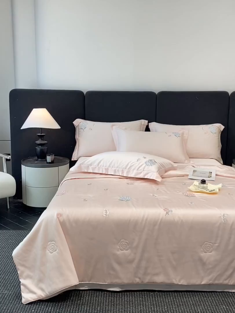 91家纺网 家纺一手货源 找家纺 新方向 2026新款刺绣A类20%蚕丝天丝棉夏被四件套-花恋 花恋-山茶粉