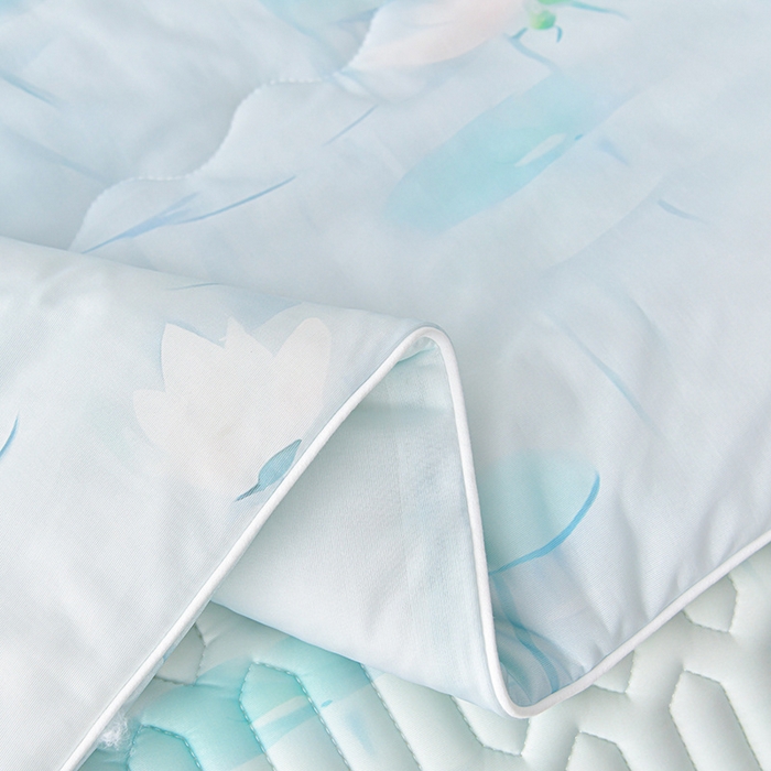 91家纺网 家纺一手货源 找家纺 畅畅家纺 2026春夏新款凉感丝乳胶床裙凉席三件套印花凉席席子-足球花 足球花-荷塘月色