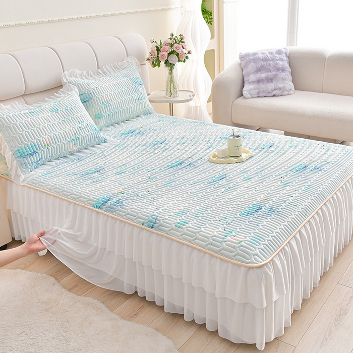 91家纺网 家纺一手货源 找家纺 畅畅家纺 2026春夏新款凉感丝乳胶床裙凉席三件套印花凉席席子-足球花 足球花-荷塘月色