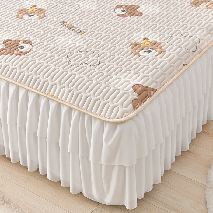 91家纺网 家纺一手货源 找家纺 畅畅家纺 2026春夏新款凉感丝乳胶床裙凉席三件套印花凉席席子-足球花 足球花-可爱小熊