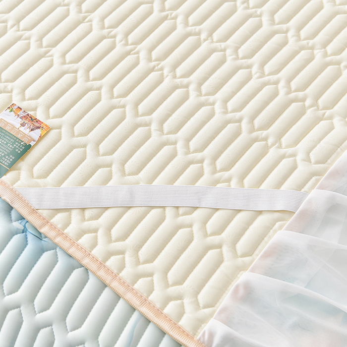 91家纺网 家纺一手货源 找家纺 畅畅家纺 2026春夏新款凉感丝乳胶床裙凉席三件套印花凉席席子-足球花 足球花-荷塘月色