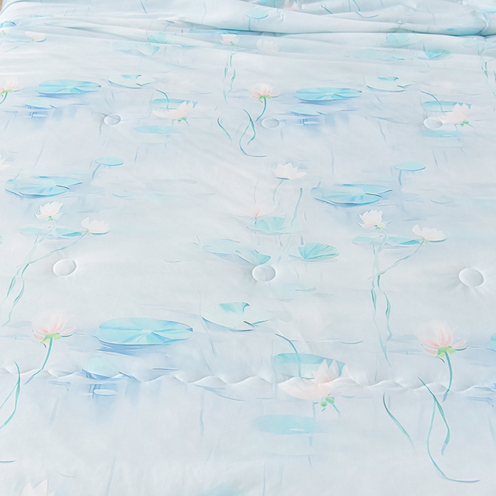 91家纺网 家纺一手货源 找家纺 畅畅家纺 2026春夏新款凉感丝乳胶床裙凉席三件套印花凉席席子-足球花 足球花-荷塘月色