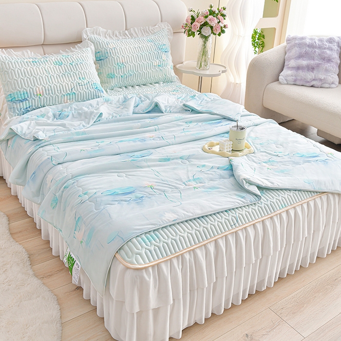 91家纺网 家纺一手货源 找家纺 畅畅家纺 2026春夏新款凉感丝乳胶床裙凉席三件套印花凉席席子-足球花 足球花-荷塘月色