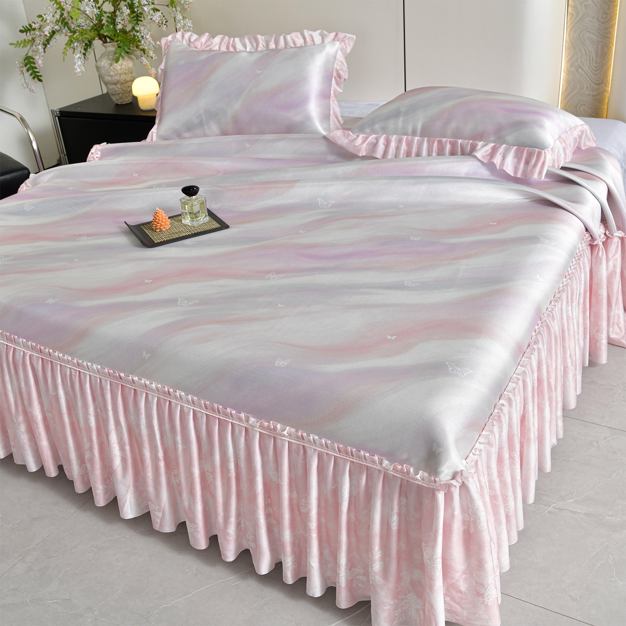 91家纺网 家纺一手货源 找家纺 畅畅家纺 2026春夏新款豆豆冰丝印花复合床裙款席子凉席三件套 炫彩-粉