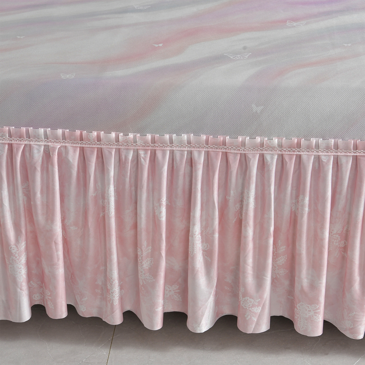 91家纺网 家纺一手货源 找家纺 畅畅家纺 2026春夏新款豆豆冰丝印花复合床裙款席子凉席三件套 炫彩-粉