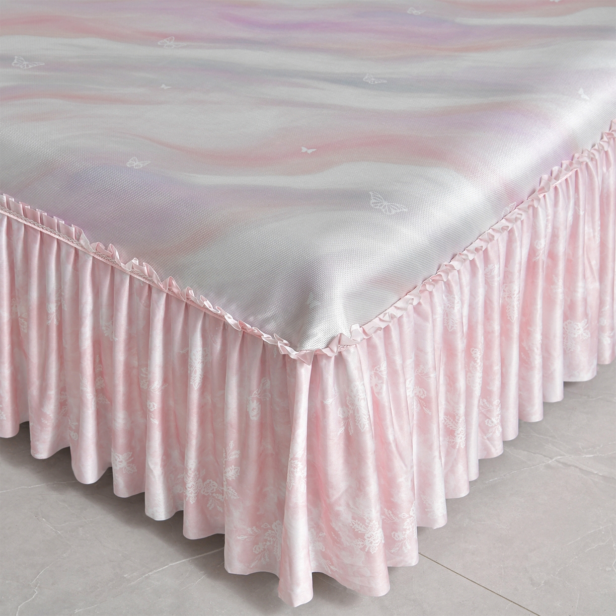 91家纺网 家纺一手货源 找家纺 畅畅家纺 2026春夏新款豆豆冰丝印花复合床裙款席子凉席三件套 炫彩-粉