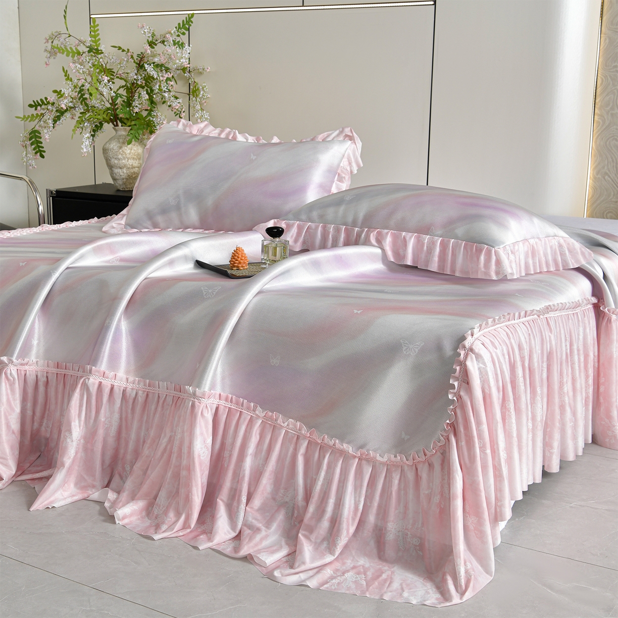 91家纺网 家纺一手货源 找家纺 畅畅家纺 2026春夏新款豆豆冰丝印花复合床裙款席子凉席三件套 炫彩-粉