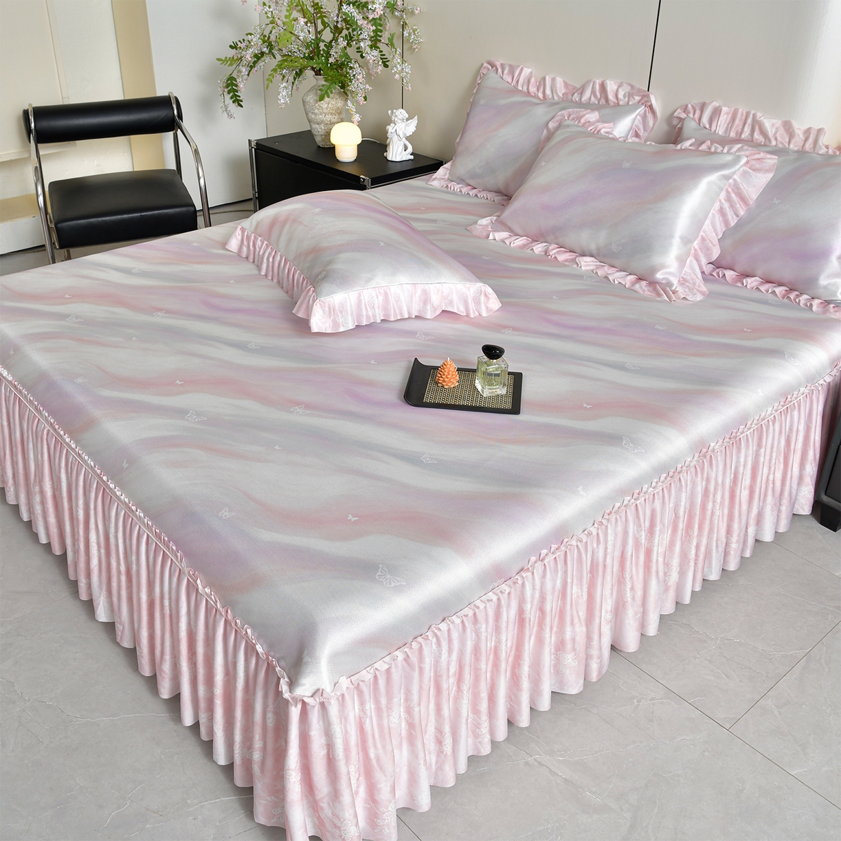 91家纺网 家纺一手货源 找家纺 畅畅家纺 2026春夏新款豆豆冰丝印花复合床裙款席子凉席三件套 炫彩-粉