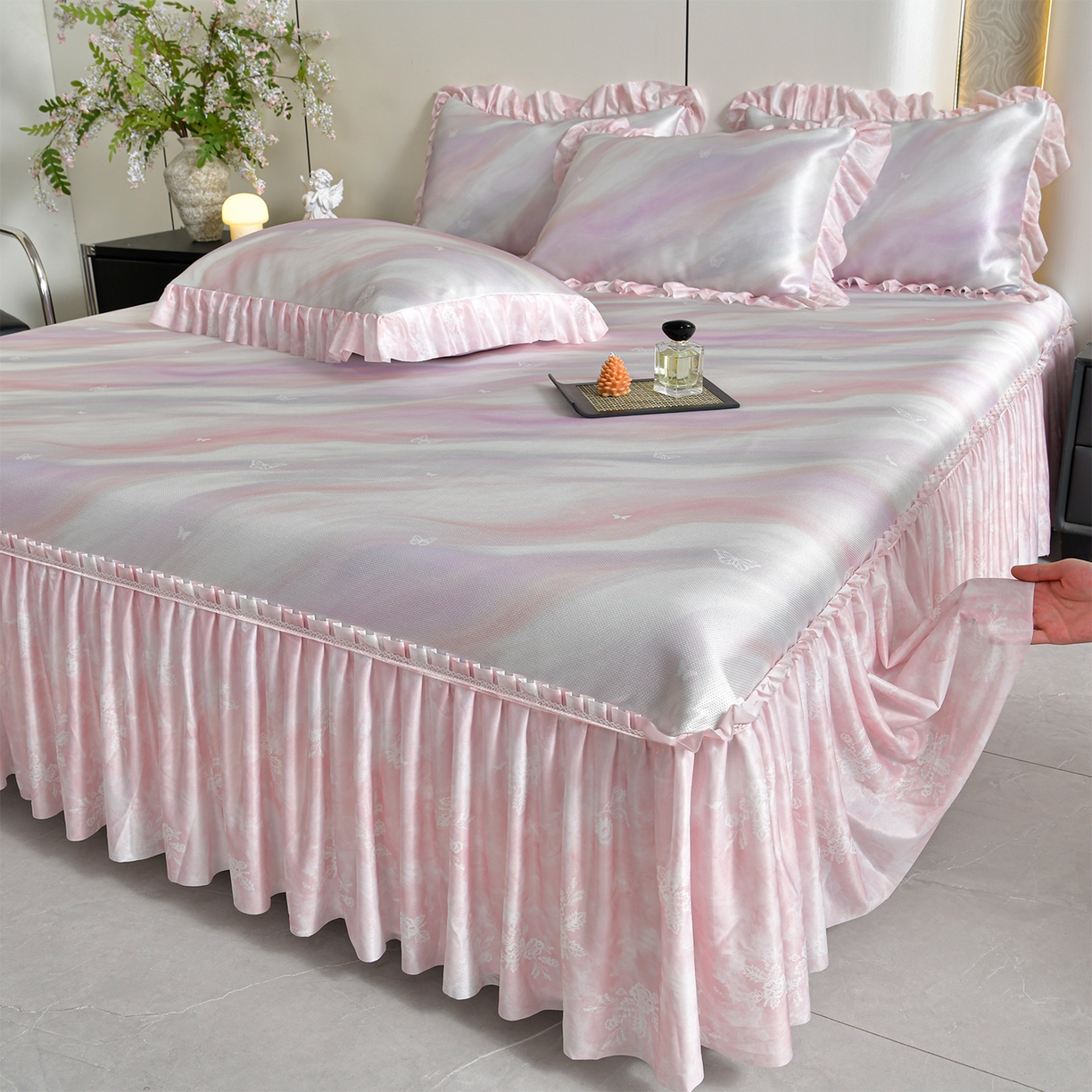 91家纺网 家纺一手货源 找家纺 畅畅家纺 2026春夏新款豆豆冰丝印花复合床裙款席子凉席三件套 炫彩-粉