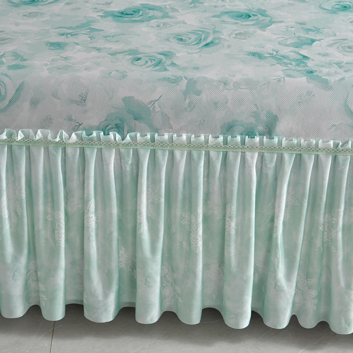 91家纺网 家纺一手货源 找家纺 畅畅家纺 2026春夏新款豆豆冰丝印花复合床裙款席子凉席三件套 花语-绿