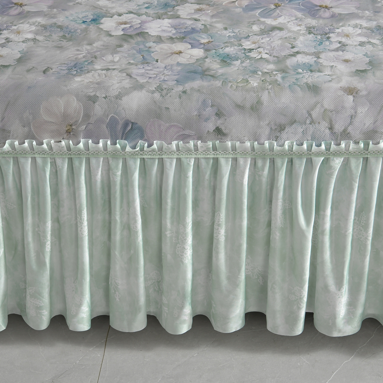 91家纺网 家纺一手货源 找家纺 畅畅家纺 2026春夏新款豆豆冰丝印花复合床裙款席子凉席三件套 柔梦-绿