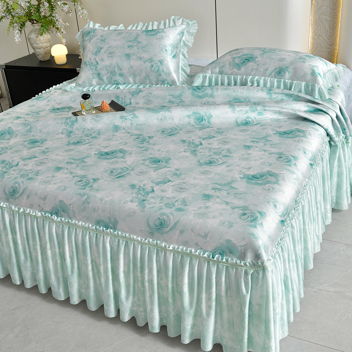 91家纺网 家纺一手货源 找家纺 畅畅家纺 2026春夏新款豆豆冰丝印花复合床裙款席子凉席三件套 花语-绿