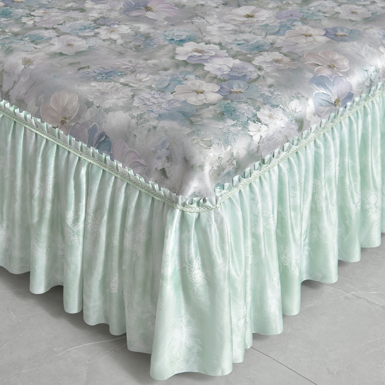 91家纺网 家纺一手货源 找家纺 畅畅家纺 2026春夏新款豆豆冰丝印花复合床裙款席子凉席三件套 柔梦-绿