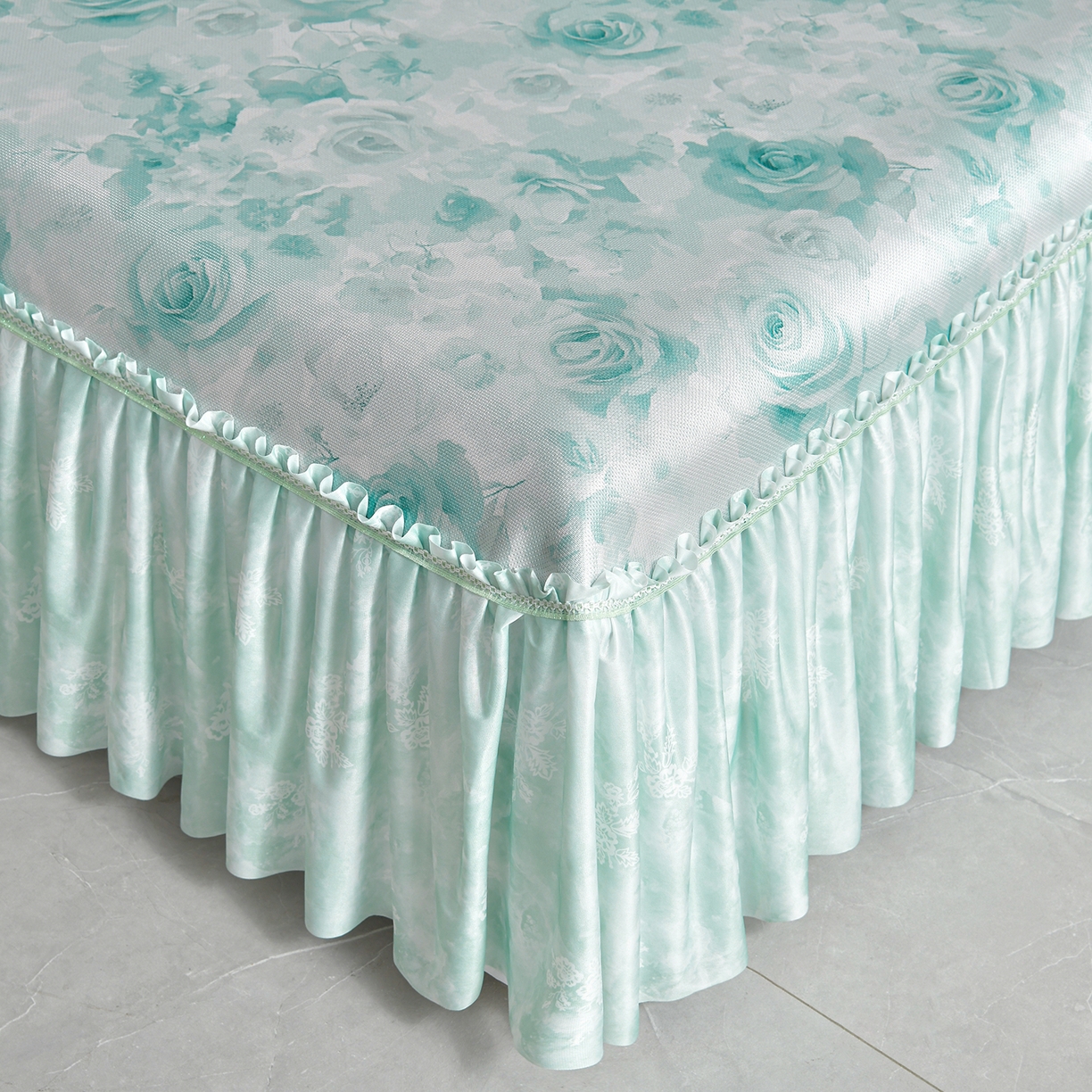 91家纺网 家纺一手货源 找家纺 畅畅家纺 2026春夏新款豆豆冰丝印花复合床裙款席子凉席三件套 花语-绿