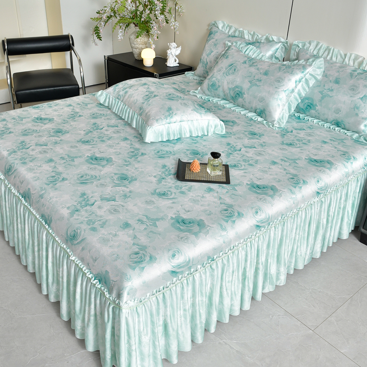 91家纺网 家纺一手货源 找家纺 畅畅家纺 2026春夏新款豆豆冰丝印花复合床裙款席子凉席三件套 花语-绿