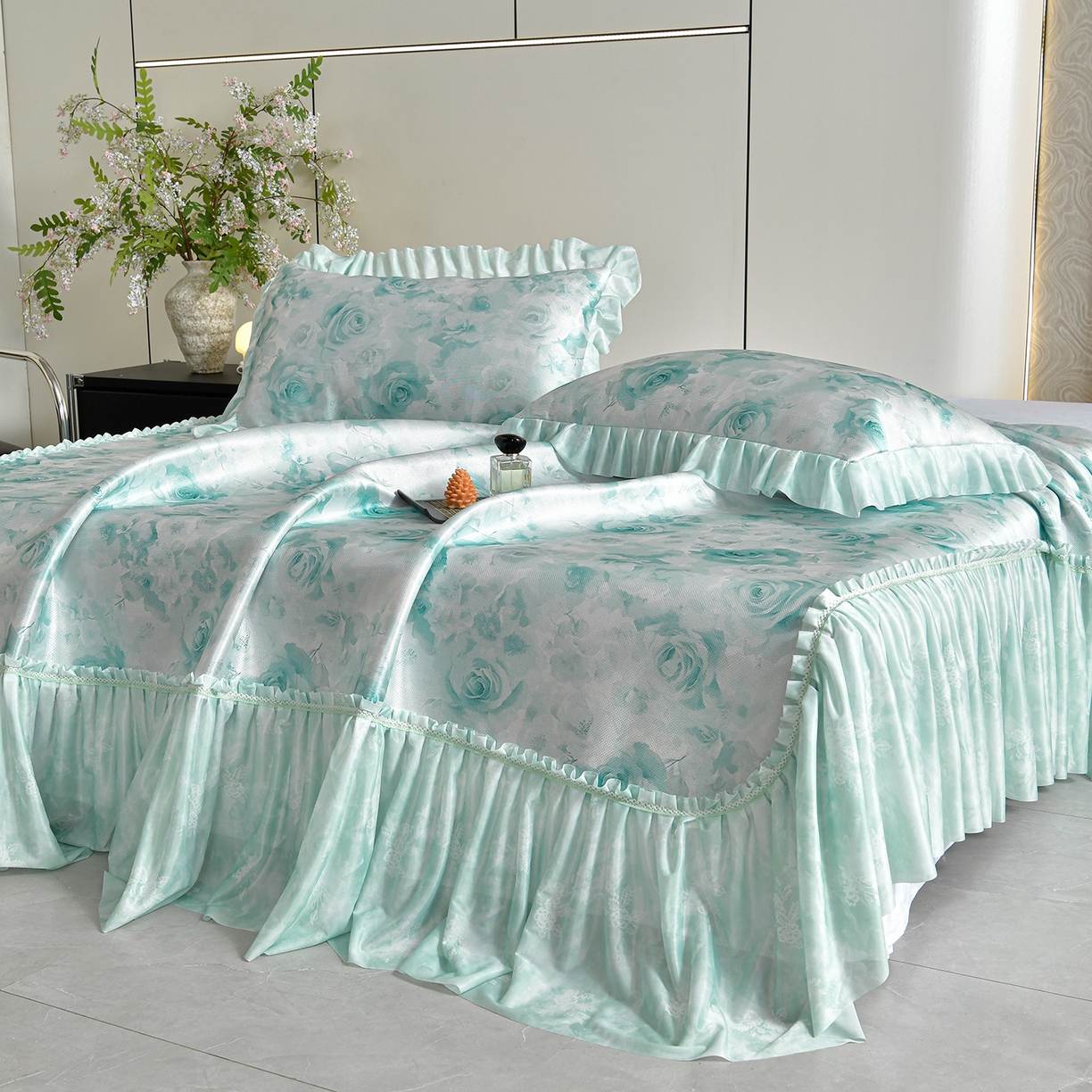 91家纺网 家纺一手货源 找家纺 畅畅家纺 2026春夏新款豆豆冰丝印花复合床裙款席子凉席三件套 花语-绿