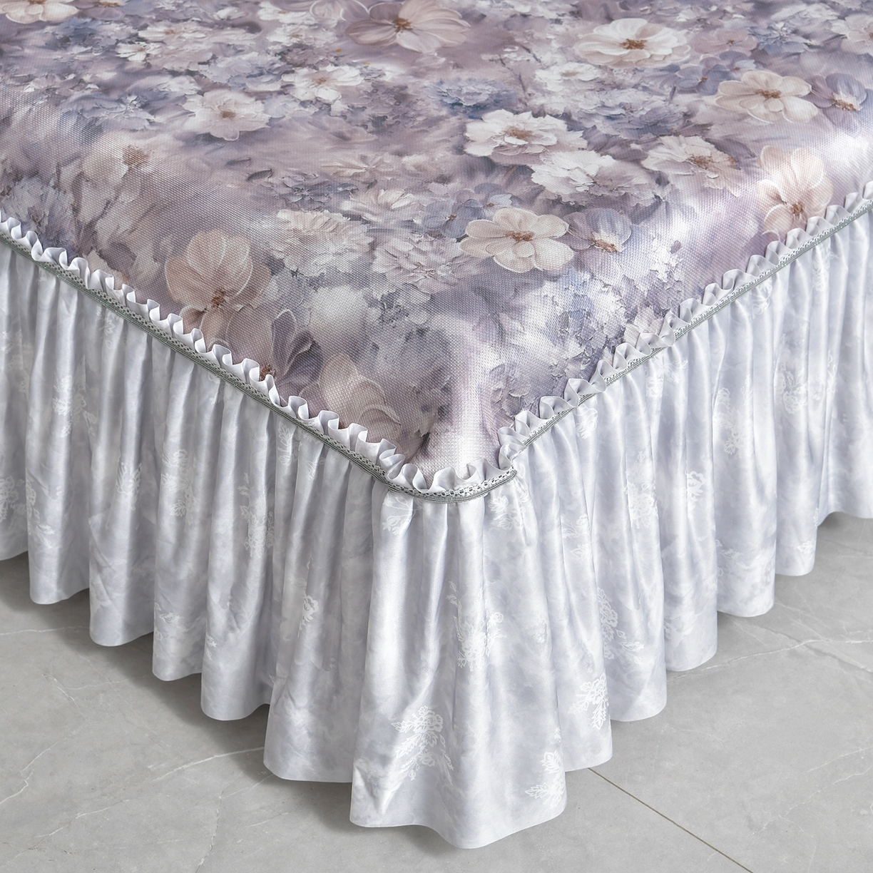 91家纺网 家纺一手货源 找家纺 畅畅家纺 2026春夏新款豆豆冰丝印花复合床裙款席子凉席三件套 柔梦-紫