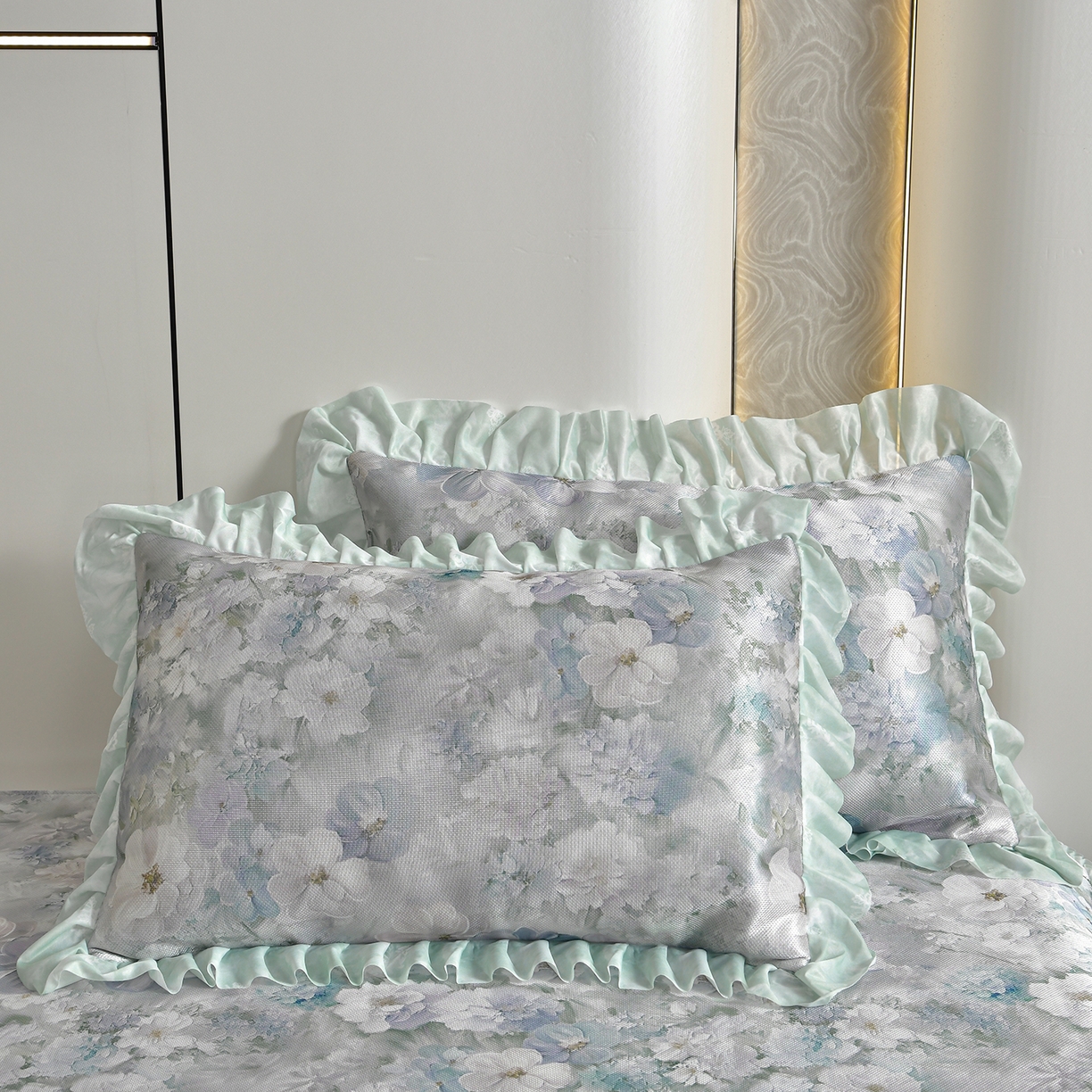 91家纺网 家纺一手货源 找家纺 畅畅家纺 2026春夏新款豆豆冰丝印花复合床裙款席子凉席三件套 柔梦-绿