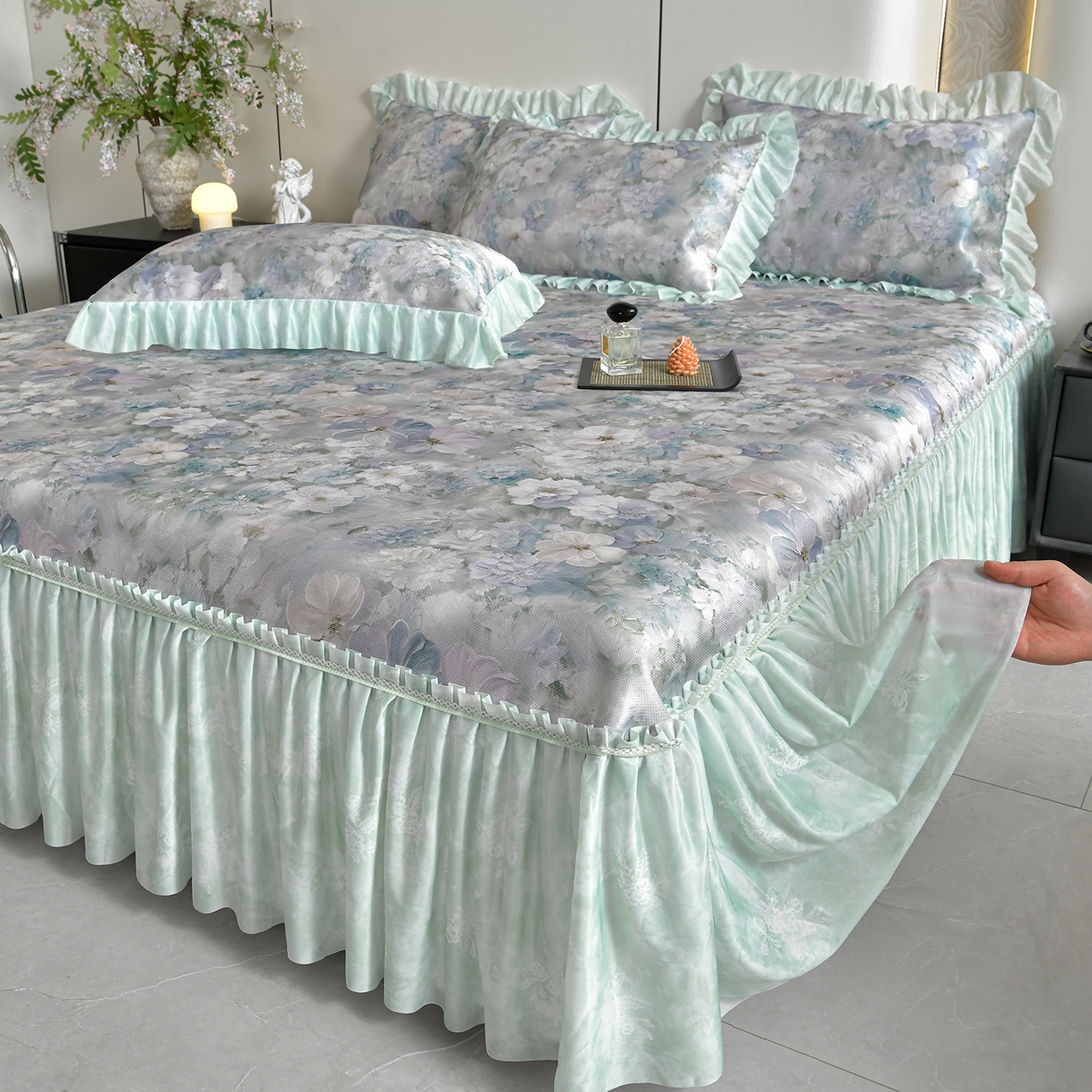 91家纺网 家纺一手货源 找家纺 畅畅家纺 2026春夏新款豆豆冰丝印花复合床裙款席子凉席三件套 柔梦-绿