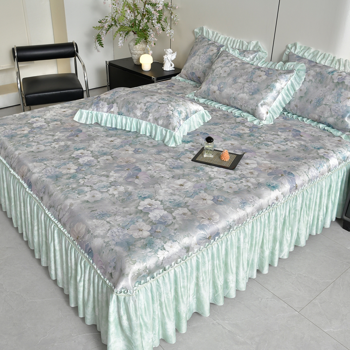 91家纺网 家纺一手货源 找家纺 畅畅家纺 2026春夏新款豆豆冰丝印花复合床裙款席子凉席三件套 柔梦-绿