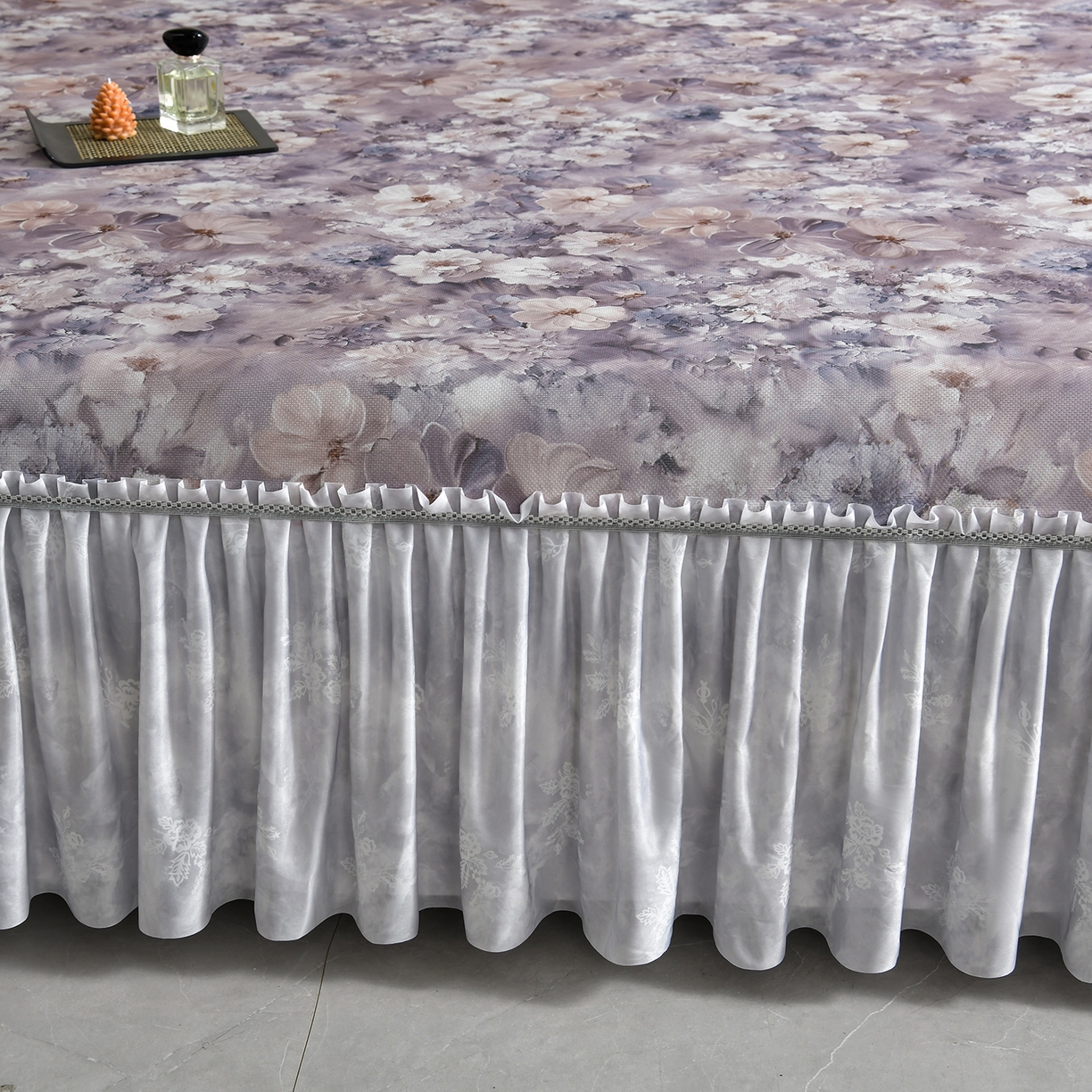 91家纺网 家纺一手货源 找家纺 畅畅家纺 2026春夏新款豆豆冰丝印花复合床裙款席子凉席三件套 柔梦-紫