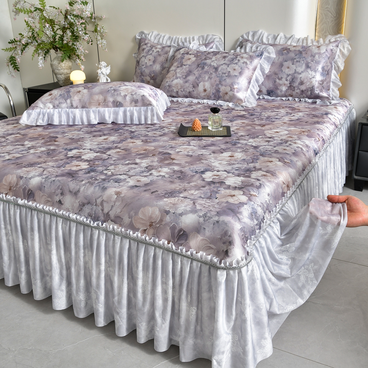 91家纺网 家纺一手货源 找家纺 畅畅家纺 2026春夏新款豆豆冰丝印花复合床裙款席子凉席三件套 柔梦-紫