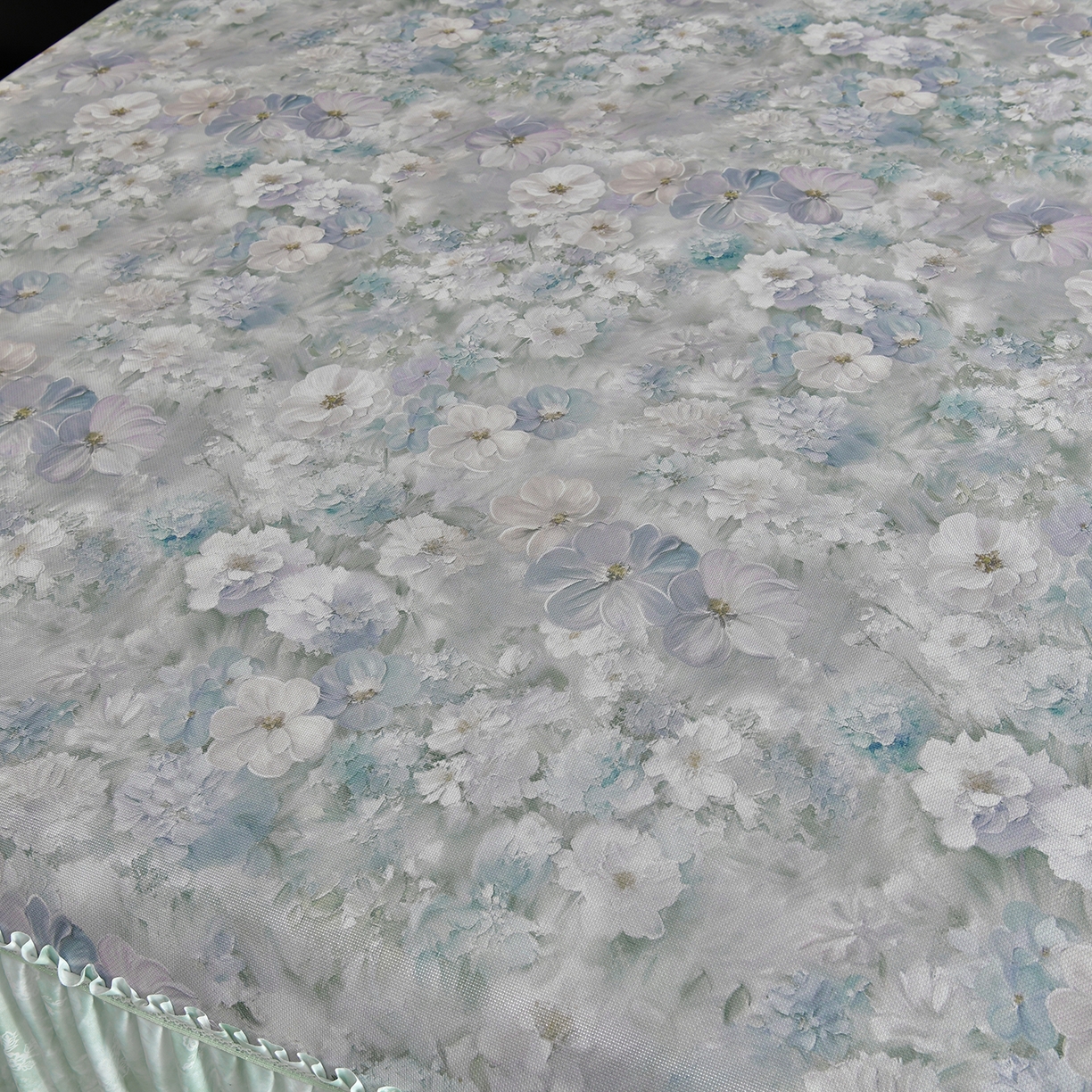 91家纺网 家纺一手货源 找家纺 畅畅家纺 2026春夏新款豆豆冰丝印花复合床裙款席子凉席三件套 柔梦-绿