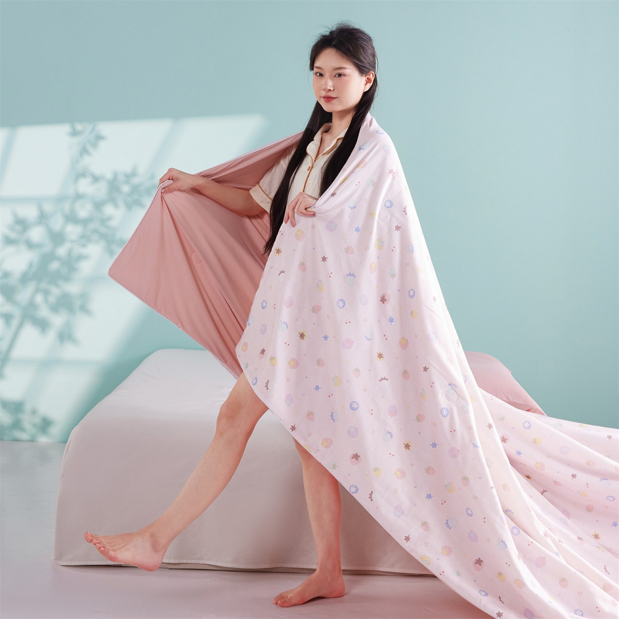 91家纺网 家纺一手货源 找家纺 瑞米家居 2026新款A类冰纱双感被夏被夏凉被空调被 草莓多多-粉