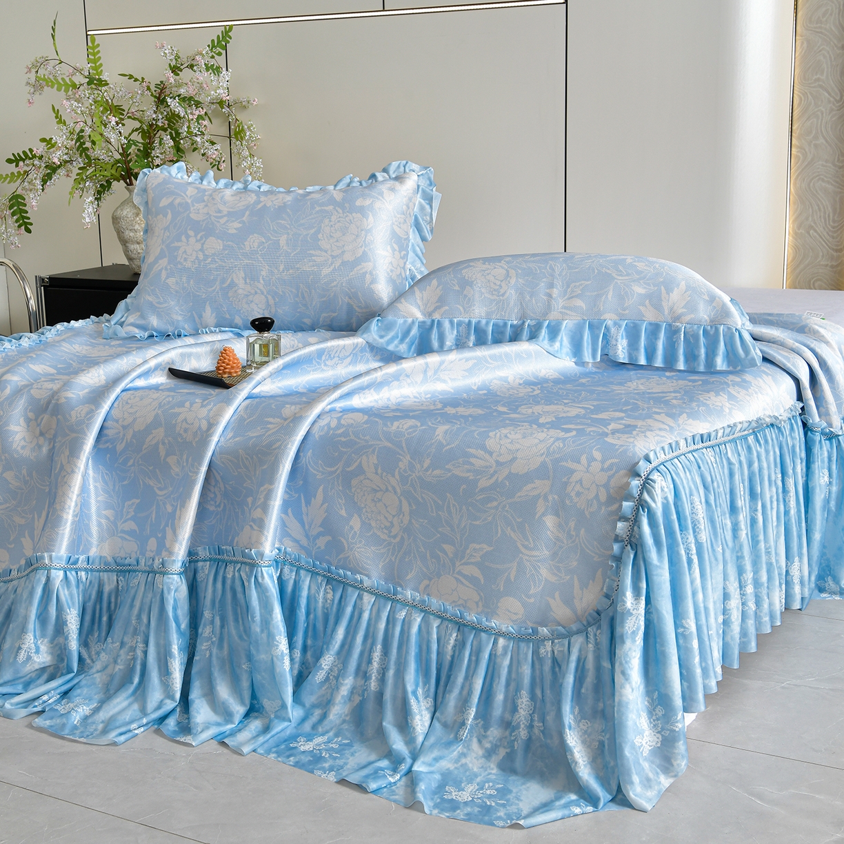 91家纺网 家纺一手货源 找家纺 畅畅家纺 2026春夏新款豆豆冰丝印花复合床裙款席子凉席三件套 花颜-蓝