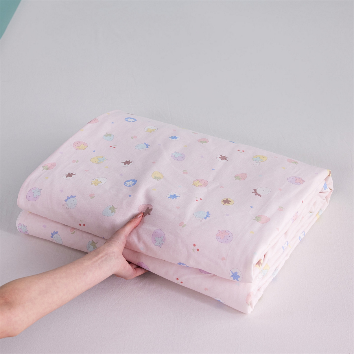 91家纺网 家纺一手货源 找家纺 瑞米家居 2026新款A类冰纱双感被夏被夏凉被空调被 草莓多多-粉