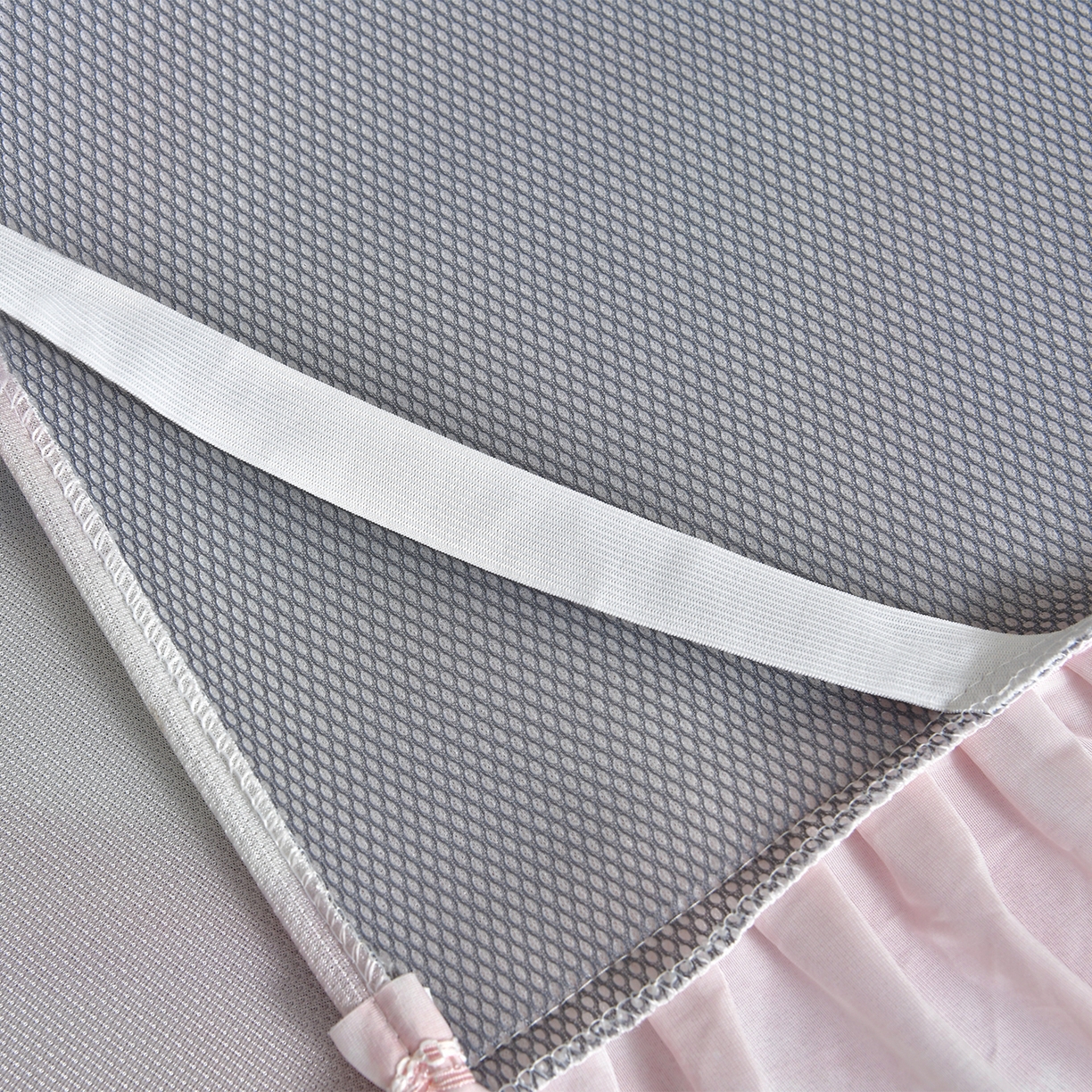 91家纺网 家纺一手货源 找家纺 畅畅家纺 2026春夏新款豆豆冰丝印花复合床裙款席子凉席三件套 炫彩-粉