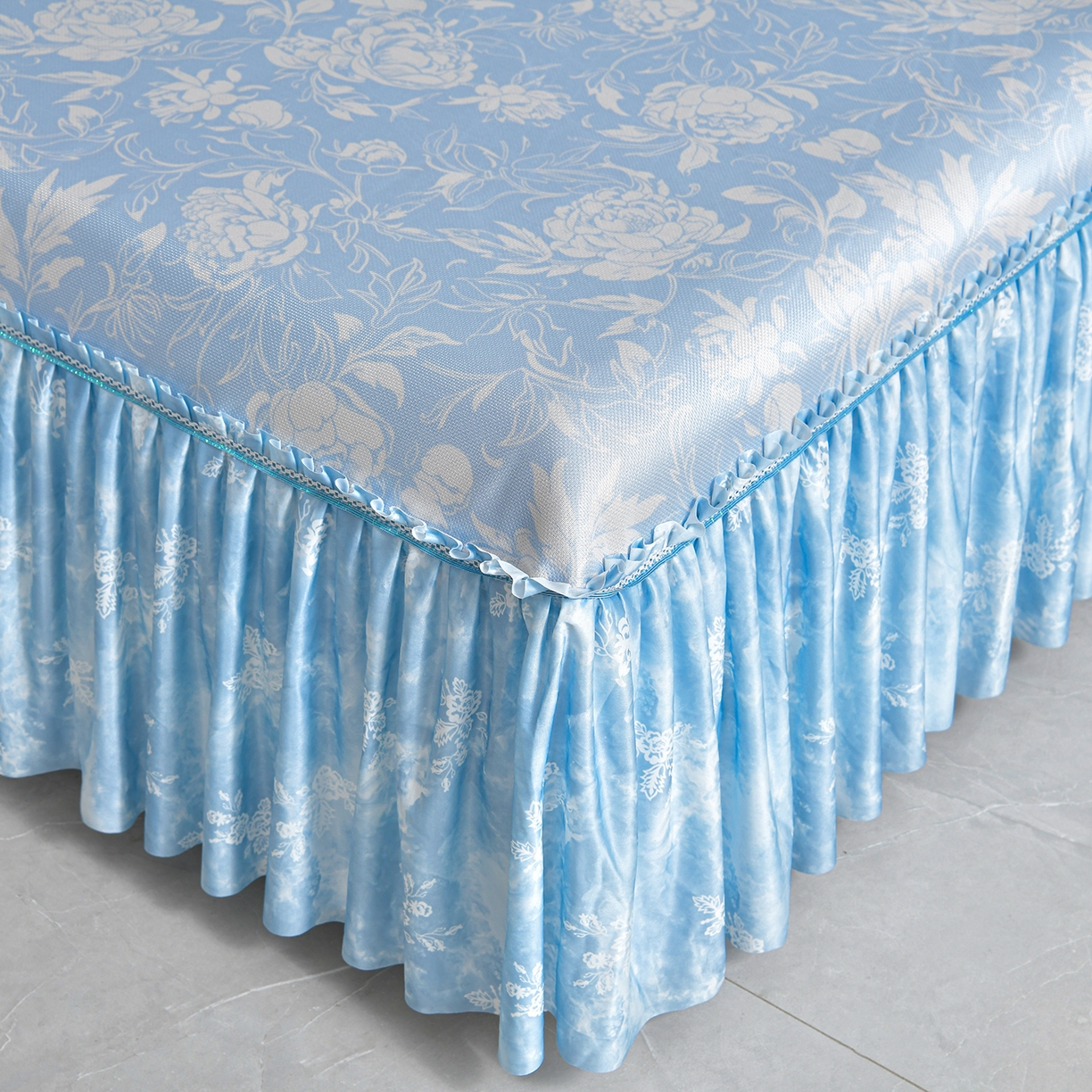 91家纺网 家纺一手货源 找家纺 畅畅家纺 2026春夏新款豆豆冰丝印花复合床裙款席子凉席三件套 花颜-蓝