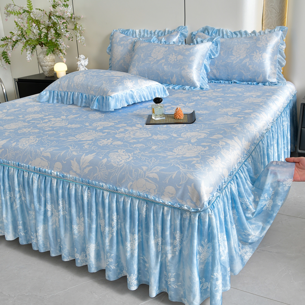 91家纺网 家纺一手货源 找家纺 畅畅家纺 2026春夏新款豆豆冰丝印花复合床裙款席子凉席三件套 花颜-蓝