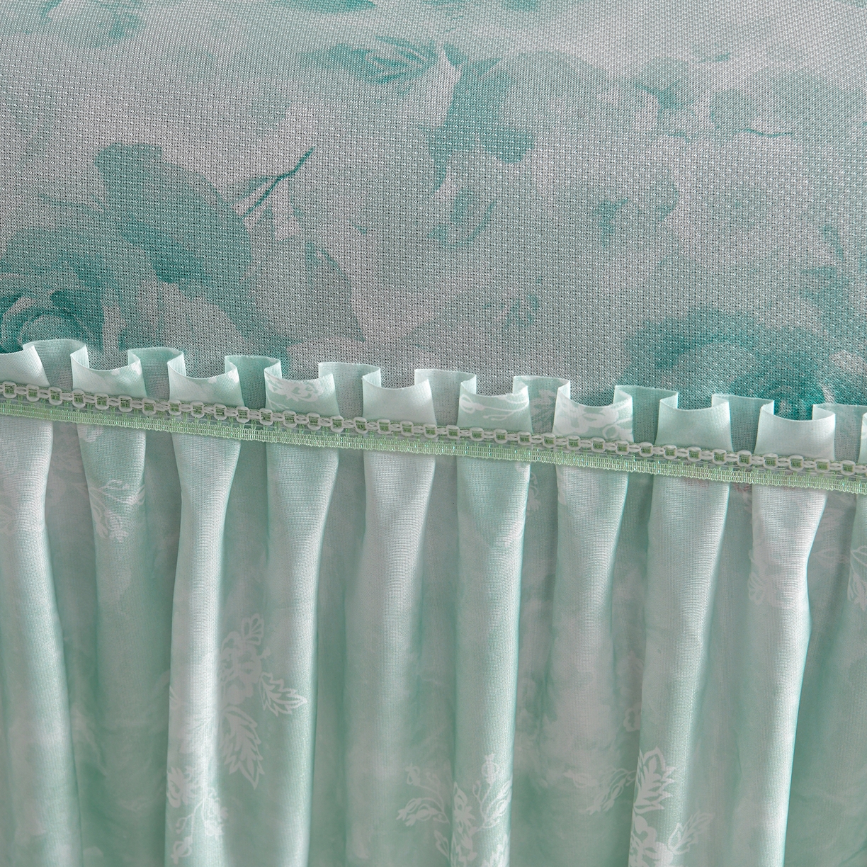 91家纺网 家纺一手货源 找家纺 畅畅家纺 2026春夏新款豆豆冰丝印花复合床裙款席子凉席三件套 花语-绿