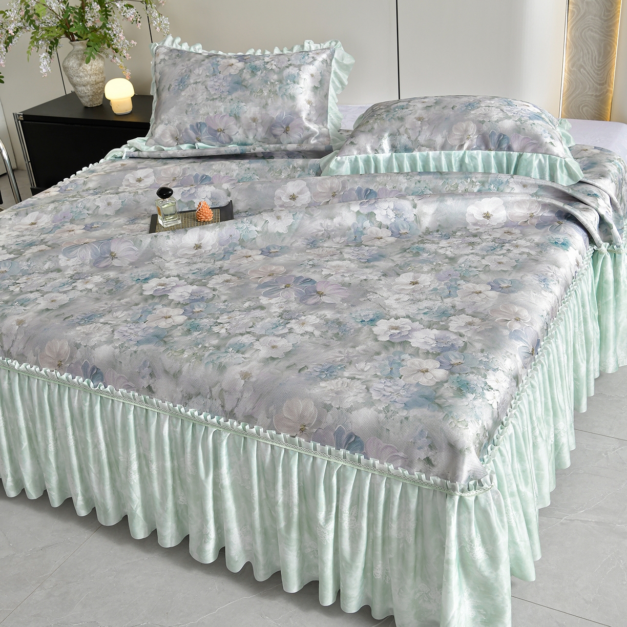 91家纺网 家纺一手货源 找家纺 畅畅家纺 2026春夏新款豆豆冰丝印花复合床裙款席子凉席三件套 柔梦-绿