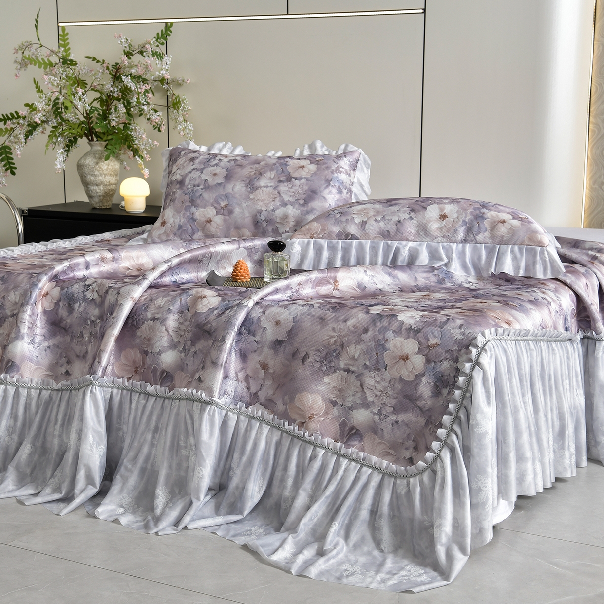 91家纺网 家纺一手货源 找家纺 畅畅家纺 2026春夏新款豆豆冰丝印花复合床裙款席子凉席三件套 柔梦-紫