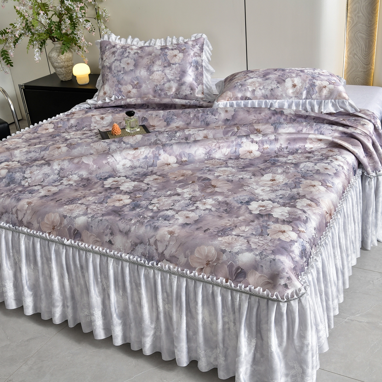 91家纺网 家纺一手货源 找家纺 畅畅家纺 2026春夏新款豆豆冰丝印花复合床裙款席子凉席三件套 柔梦-紫