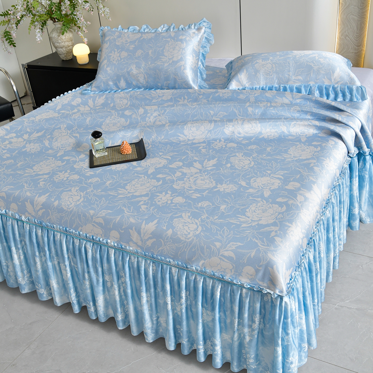 91家纺网 家纺一手货源 找家纺 畅畅家纺 2026春夏新款豆豆冰丝印花复合床裙款席子凉席三件套 花颜-蓝