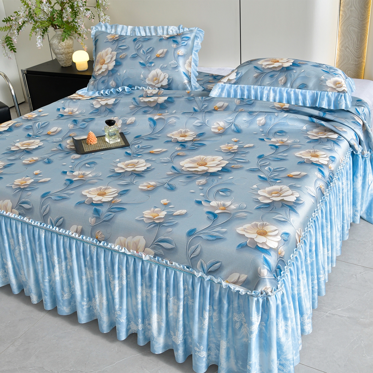 91家纺网 家纺一手货源 找家纺 畅畅家纺 2026春夏新款豆豆冰丝印花复合床裙款席子凉席三件套 栀子-蓝