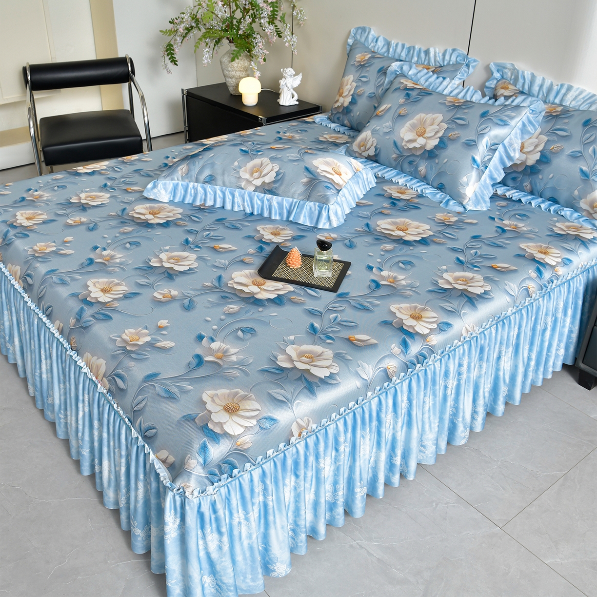 91家纺网 家纺一手货源 找家纺 畅畅家纺 2026春夏新款豆豆冰丝印花复合床裙款席子凉席三件套 栀子-蓝