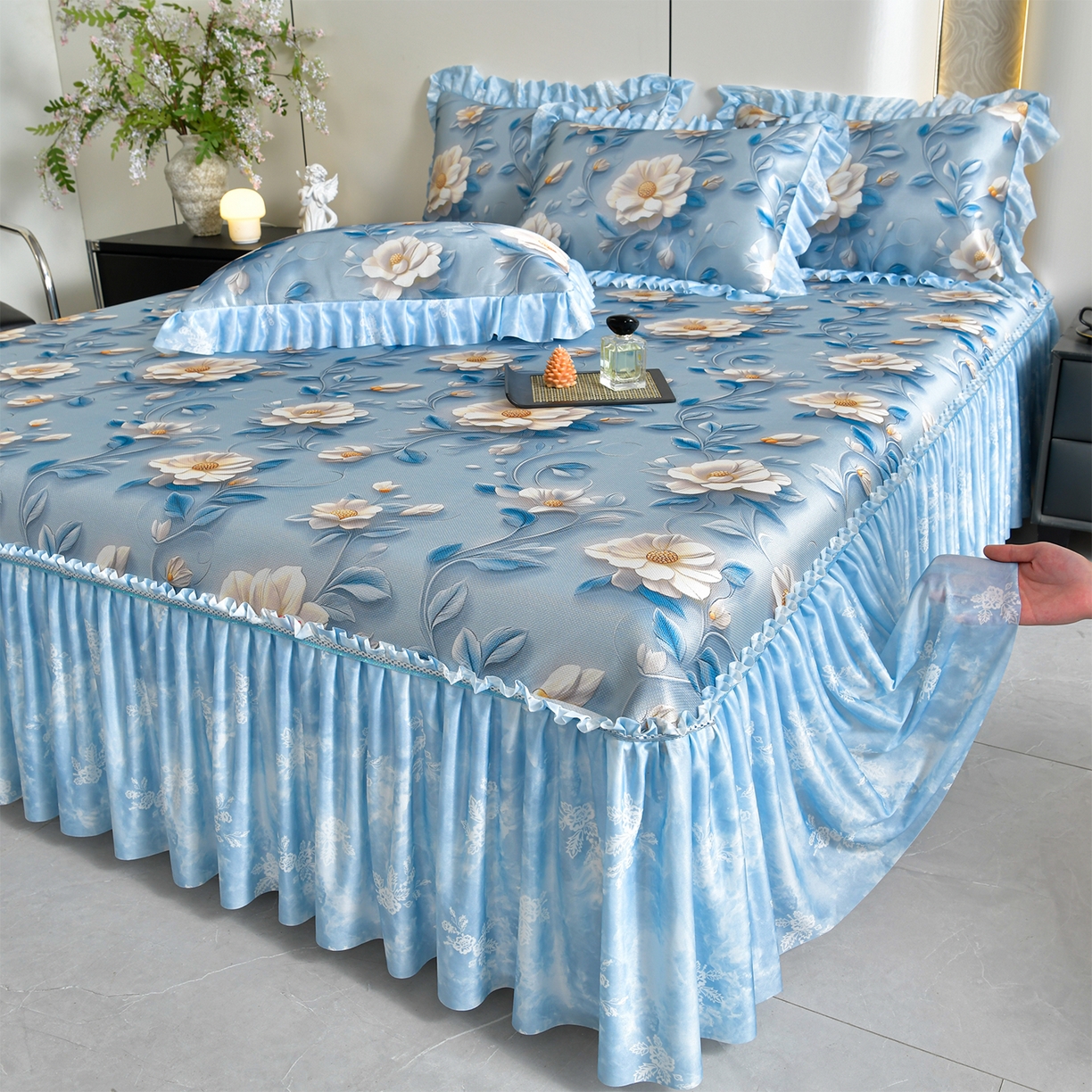 91家纺网 家纺一手货源 找家纺 畅畅家纺 2026春夏新款豆豆冰丝印花复合床裙款席子凉席三件套 栀子-蓝