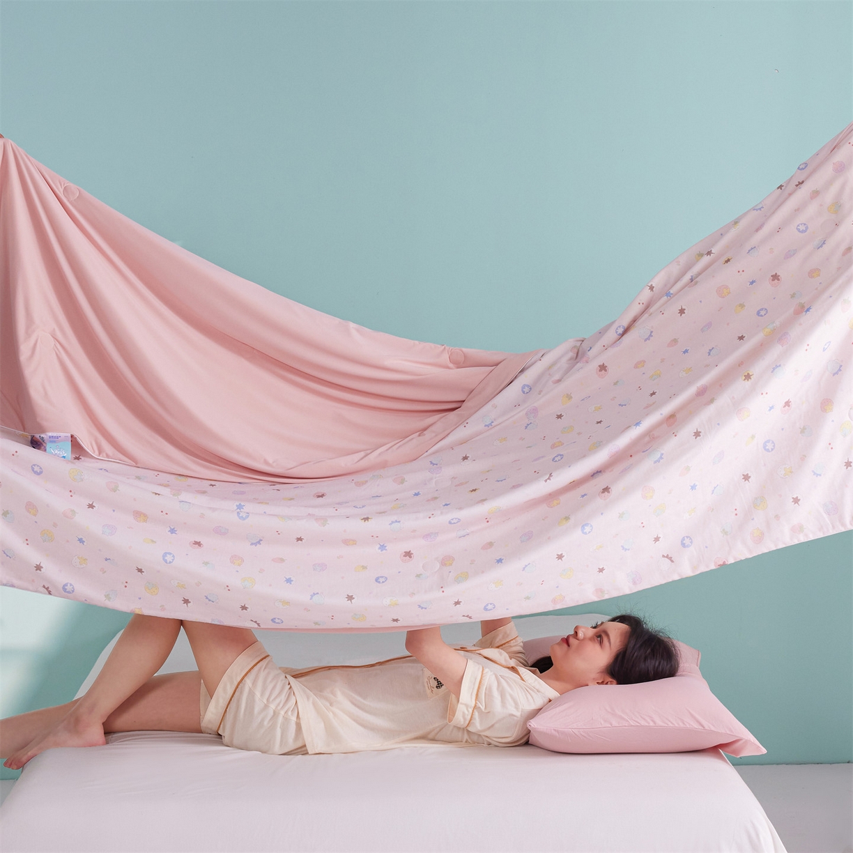 91家纺网 家纺一手货源 找家纺 瑞米家居 2026新款A类冰纱双感被夏被夏凉被空调被 草莓多多-粉