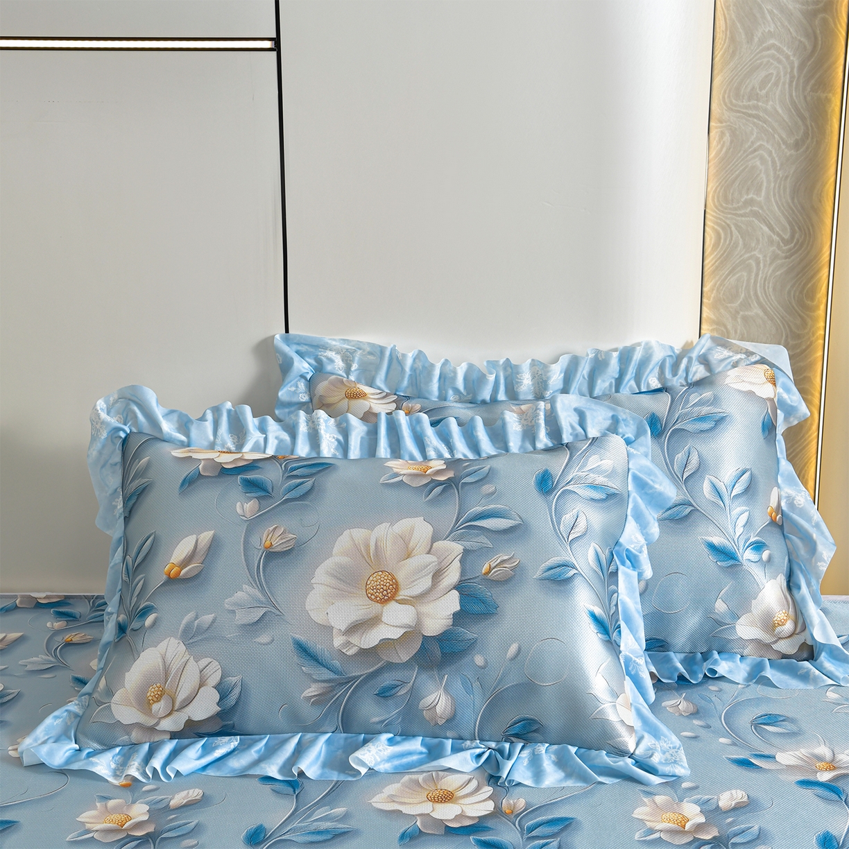 91家纺网 家纺一手货源 找家纺 畅畅家纺 2026春夏新款豆豆冰丝印花复合床裙款席子凉席三件套 栀子-蓝